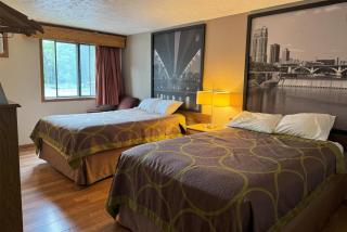 Super 8 by Wyndham Chaska - 2