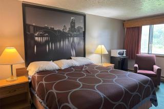 Super 8 by Wyndham Chaska - Chaska - 1