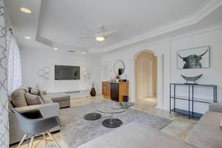 Private Patio Cali King Bed Sleeps 10 - 0