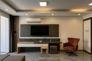 One-Bedroom Apartment and Luxury Penthouse in a Poolside Complex - 4