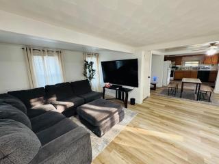 Super Modern 2-Bedroom Riverside Home Near RIT - Skorka - 0