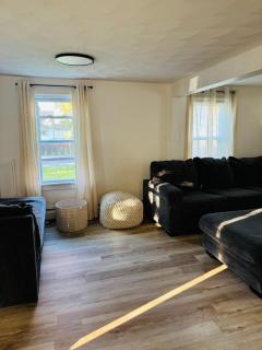 Super Modern 2-Bedroom Riverside Home Near RIT - Skorka - 4