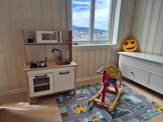 Nydelig hus med privat hage og fantastisk utsikt over Fisketorget, Bryggen og Bergen sentrum - Bergen - 5