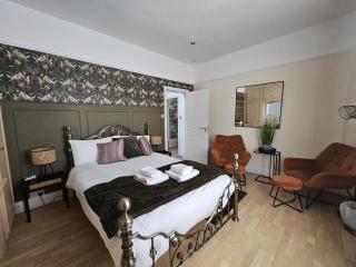 Stylish 5-bed Home With Free Parking Sleeps 12! - 7