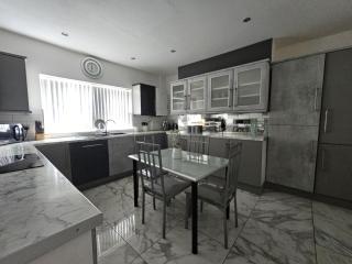 Stylish 5-bed Home With Free Parking Sleeps 12! - 1