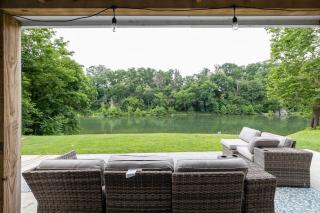 Riverfront Fire Pit Hot Tub Fishing Kayaks Pacman - Elkton - 3