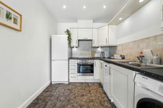Two Bedroom Flat by Brookland Stays Serviced Accommodation Short Lets Leeds with Free WiFi - 6