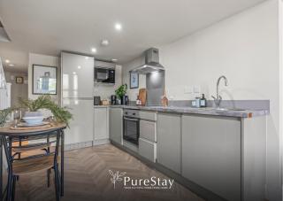 Stylish Flat in Central Leeds with Mezzanine Room Sleeps 4 by PureStay - Central Station - 9