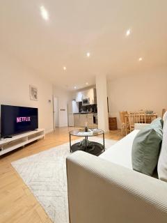 Luxury 2 Bed 2 Bath Apartment In Battersea - Sleeps 6 - London - 0