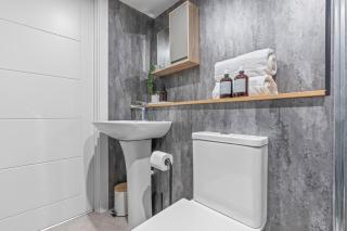 Stylish Flat in Central Leeds with Mezzanine Room Sleeps 4 by PureStay - Central Station - 1