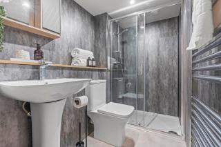 Stylish Flat in Central Leeds with Mezzanine Room Sleeps 4 by PureStay - Central Station - 4