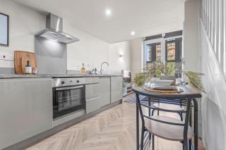 Stylish Flat in Central Leeds with Mezzanine Room Sleeps 4 by PureStay - Central Station - 3