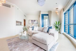 Spacious 1BR Overlooking City Skyline and Marina, Next to JLT Lakefront, Just Minutes to Metro, Jumairah Bay Tower X1, JLT by Deluxe Holiday Homes - 4