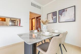 Spacious 1BR Overlooking City Skyline and Marina, Next to JLT Lakefront, Just Minutes to Metro, Jumairah Bay Tower X1, JLT by Deluxe Holiday Homes - 1