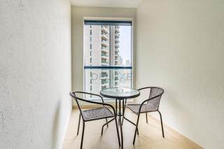 Spacious 1BR Overlooking City Skyline and Marina, Next to JLT Lakefront, Just Minutes to Metro, Jumairah Bay Tower X1, JLT by Deluxe Holiday Homes - 2