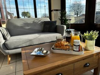 Maesllan - A Spacious Holiday Home in Porthcawl - 5 bedrooms, sleeps up to 10 people - 3