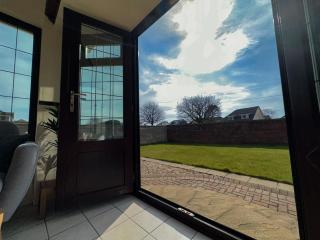 Maesllan - A Spacious Holiday Home in Porthcawl - 5 bedrooms, sleeps up to 10 people - 4