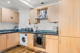 Enchanting Bristol Abode -Sleeps 6 with Balcony! - Bristol - 2