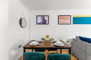 Enchanting Bristol Abode -Sleeps 6 with Balcony! - Bristol - 6