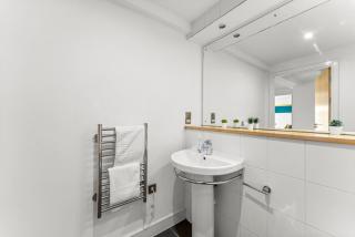 Enchanting Bristol Abode -Sleeps 6 with Balcony! - Bristol - 5