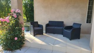 Lovely Modern 6-Bed Retreat Near 3 Swimming Lakes, Perfect for Families - 1
