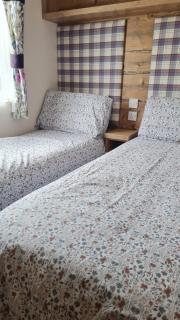 Hoburne Devon Bay Fabulous 3 bedroom caravan, with decking - 1