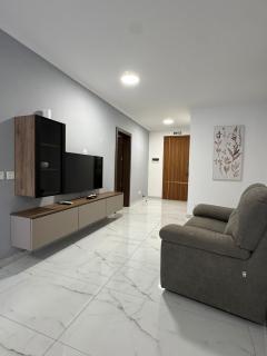 Luxury 2 bed private apartment with patio - 0