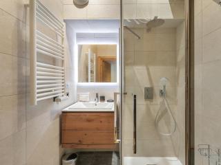 Appartement moderne proche des pistes, 6 adultes + 2 enfants, cheminée, balcon et parking couvert - FR-1-565-98 - 4