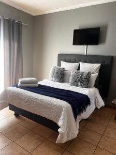 Platinum Airport Lodge & Guesthouse - Pretoria - 6