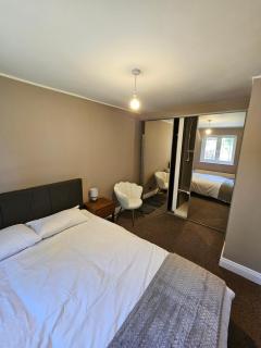 Entire 3 bedroom luxury house - Quiet & Central with free parking - - 5