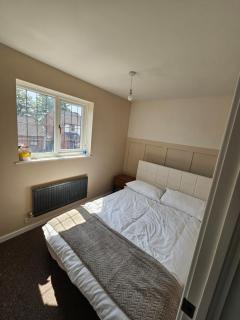 Entire 3 bedroom luxury house - Quiet & Central with free parking - - 8