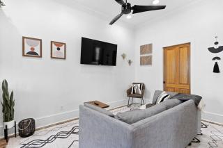 Mid-city Retreat Private Balcony Stay - 1