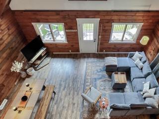 Large Cabin w Hot Tub, Pond, Deck, Fire Pit, WiFi - 4
