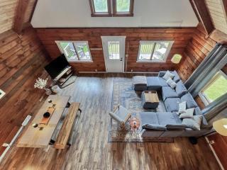 Large Cabin w Hot Tub, Pond, Deck, Fire Pit, WiFi - Morton Grove - 3