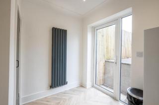 3-Bedroom home - TV in every room - Free parking - ideally located in Swansea - 9
