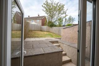 3-Bedroom home - TV in every room - Free parking - ideally located in Swansea - 1