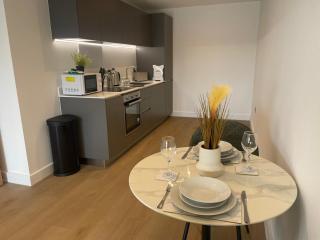 1 BR Flat Prime Spot Near Station, Shops & Culture - Leeds - 4