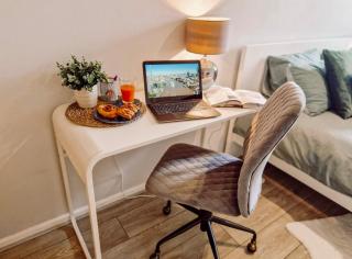 NEW, Refurbished Modern & Spacious 1 Bed Flat Westfield Shepherd's Bush Free Wi-Fi Super King Bed - 1