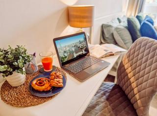 NEW, Refurbished Modern & Spacious 1 Bed Flat Westfield Shepherd's Bush Free Wi-Fi Super King Bed - London - 2