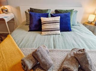 NEW, Refurbished Modern & Spacious 1 Bed Flat Westfield Shepherd's Bush Free Wi-Fi Super King Bed - 2