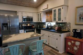 Anna Maria Island Beach Shack Walk to Beach & Bay - 3