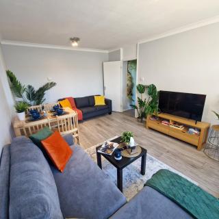 NEW, Refurbished Modern & Spacious 1 Bed Flat Westfield Shepherd's Bush Free Wi-Fi Super King Bed - London - 0