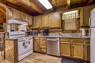 Fantastic Pet Friendly Cabin, Hot Tub, Fire Pit - 2