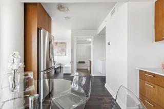 Cityview Yaletown Condo with AC and Balcony near Seawall for 4 - 5