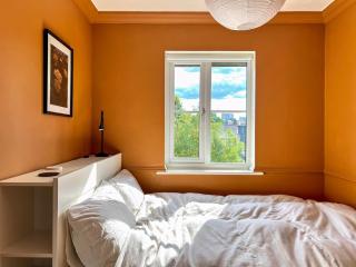 Bright 2BR flat w/ free parking & workspace - 3