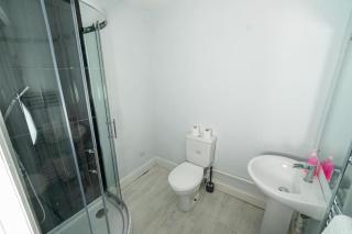 -- Huge -- 5-bedroom home & Private Gym by Tailored Accommodation - 1