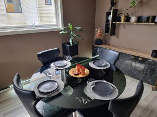 Spacious and central apartment with a private garden, Free parking and Free EV recharging - 4