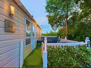 Otters Rural Retreat - Private Hot-Tub & Free Golf for guests included - 0