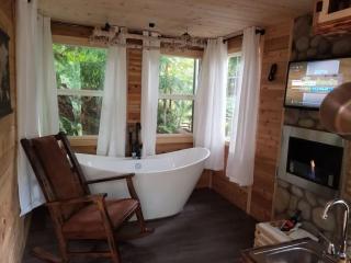 Large Estate Venue 2 hot tubs 2 treehouses - 1