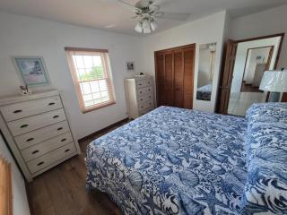 Tranquil Roomy Getaway Close to City - 9